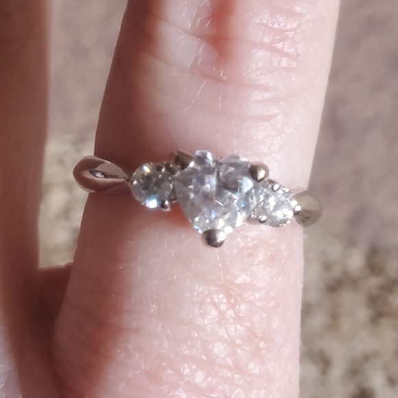 Heart shaped and two accessory clear stone ring - Picture 2 of 2